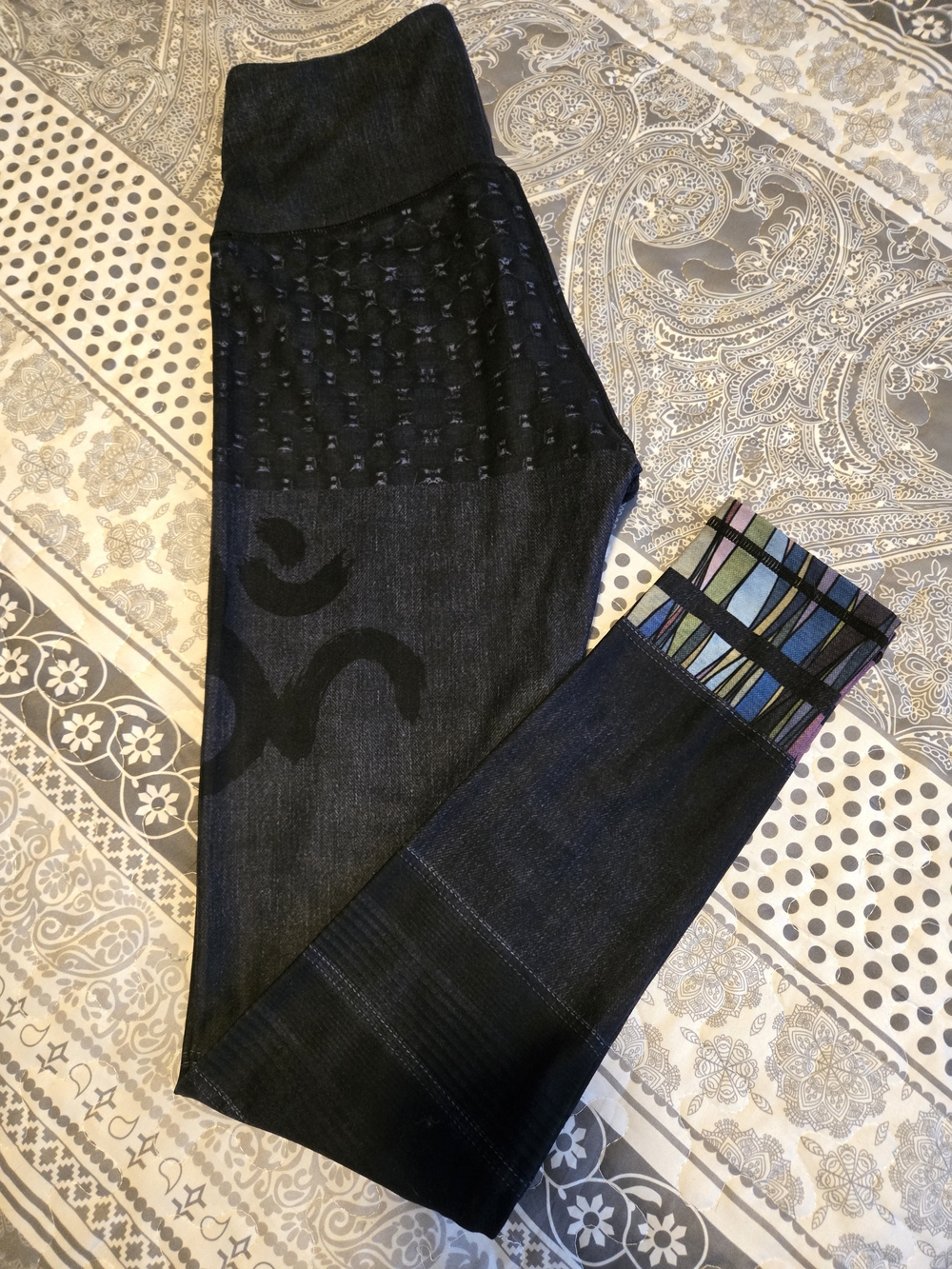 High-Waist Black Leggings with Multicolor Geometric Cuff - Picture 1 of 9
